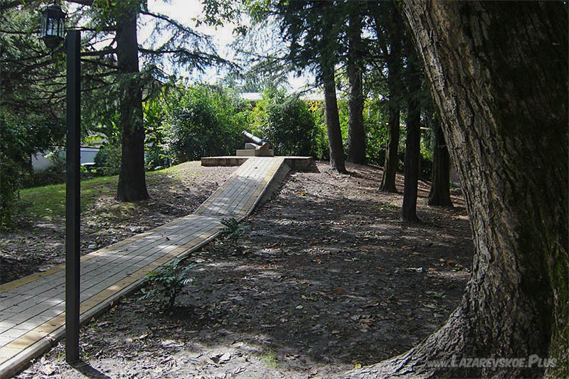 Пушка в сквере Одоевского.