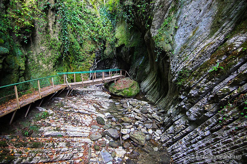 Свирский каньон то сужается, то расширяется.