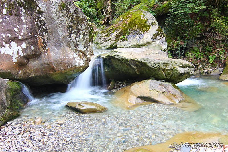 Купель у каменного завала.