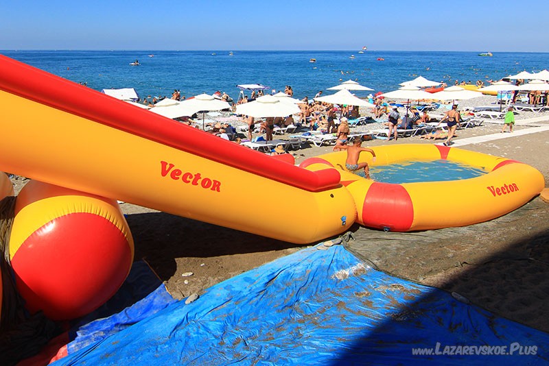 Детские развлечения на пляже в Лазаревском. Водяная горка.