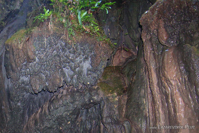 Натёчные формы в гроте.