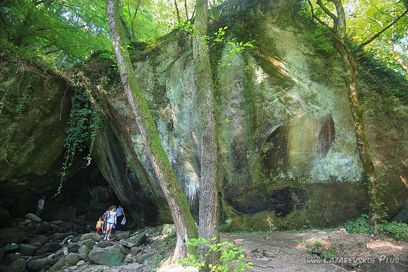 Грот в Волконском ущелье.