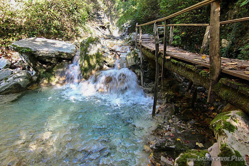 Мостик и водоскат у водопада Чудо-Красотка.