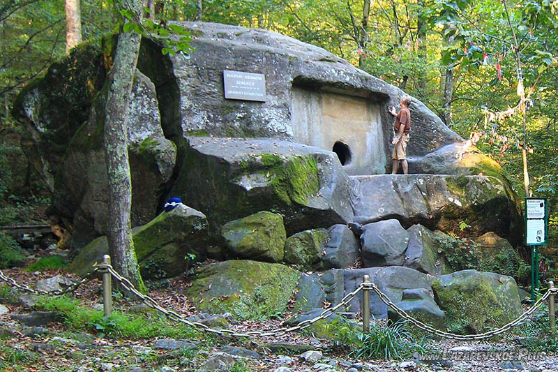 Волконский дольмен-монолит.