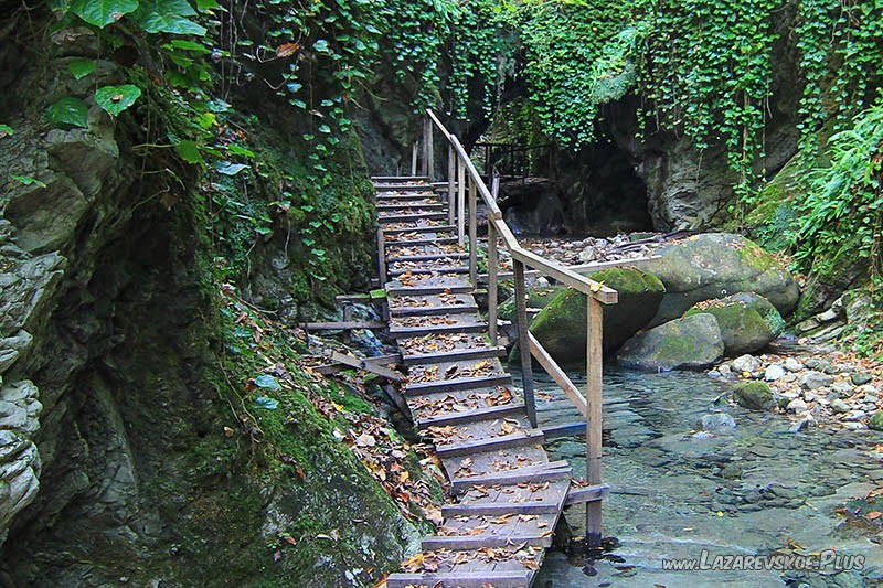 Тропа ведёт к гроту.