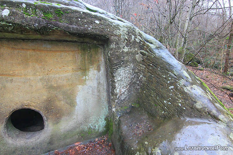 Передняя часть Волконского дольмена. Левая сторона.