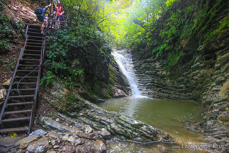 Изумрудная купель и водопад