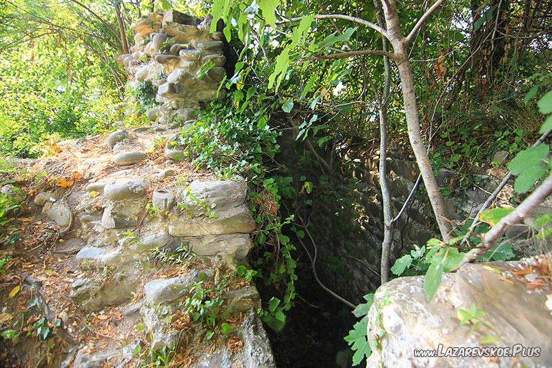 Остатки крепостной башни.