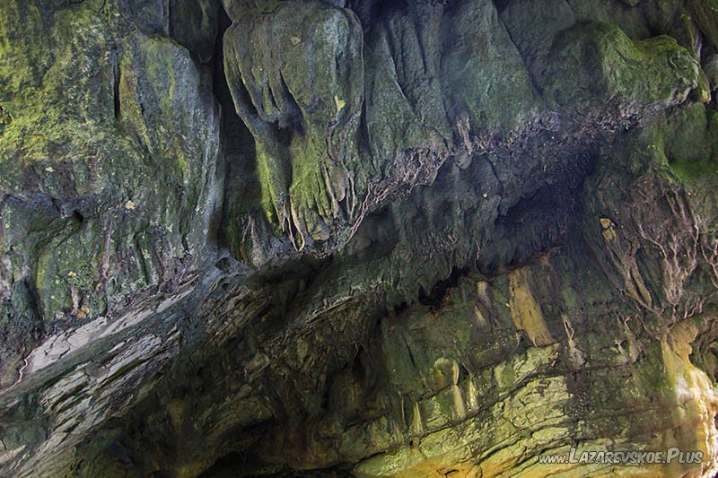 Натёчные формы в гроте.