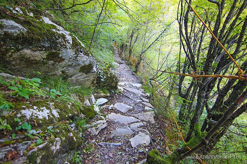 Тропа над каньоном.