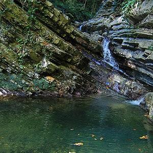 Водопад и купель в Свирском ущелье