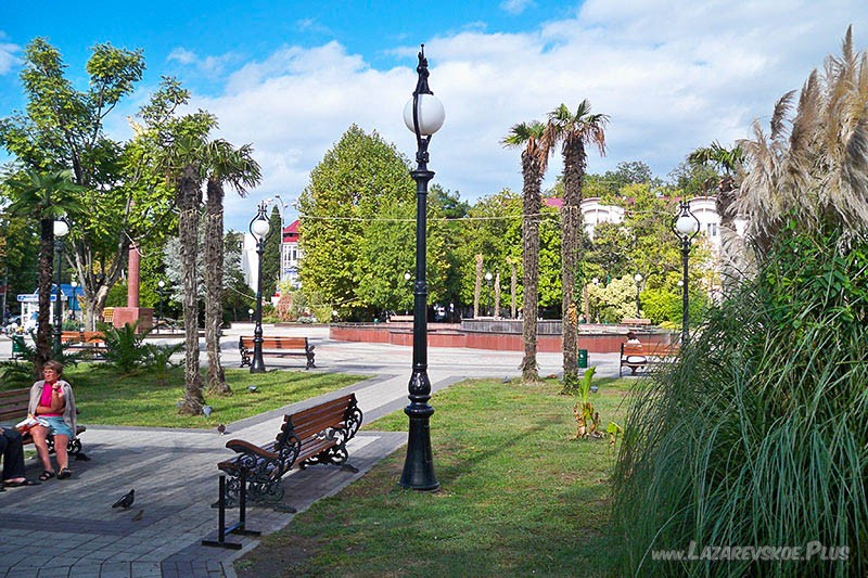 Сквер и площадь, Лазаревское.