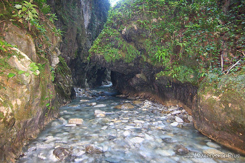 Южный вход в грот и в каньон.