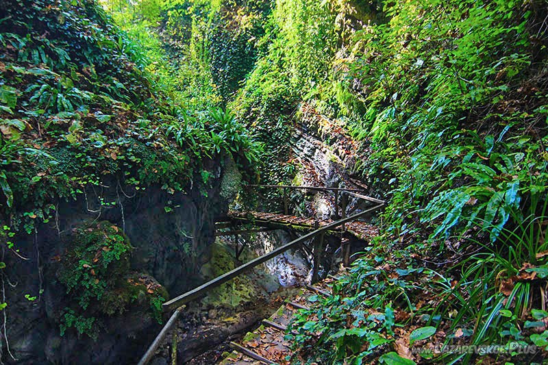 Ширина грота в некоторых местах менее двух метров.