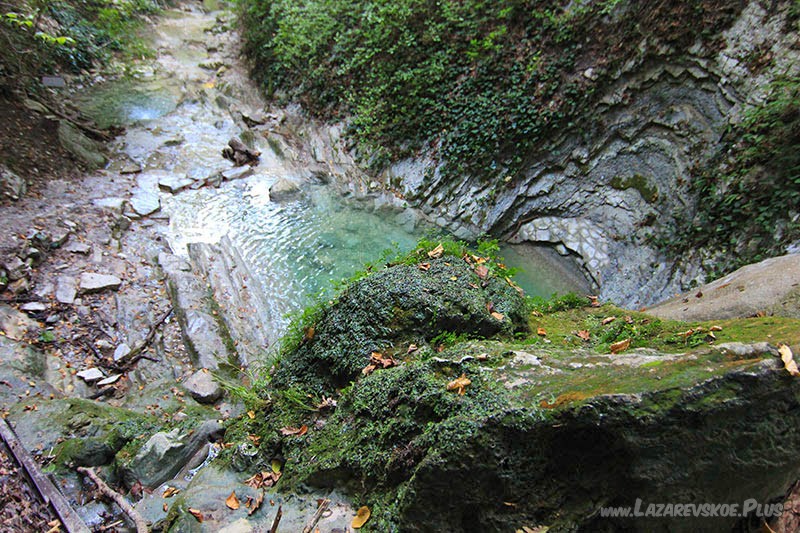 Вид водопада сверху.