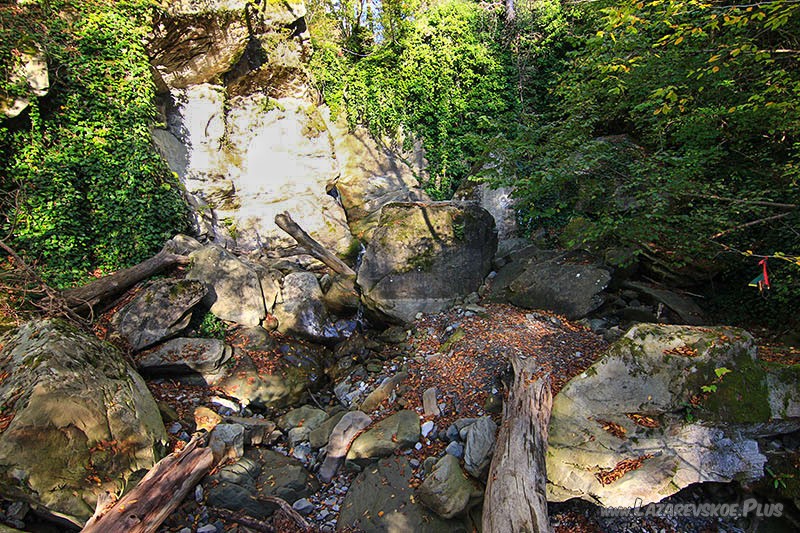 За каменным завалом не просто разглядеть водопад.