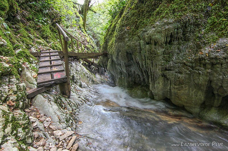Начало Крабового каньона и вход в грот