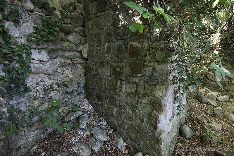 В некоторых местах явно виден различный метод кладки.