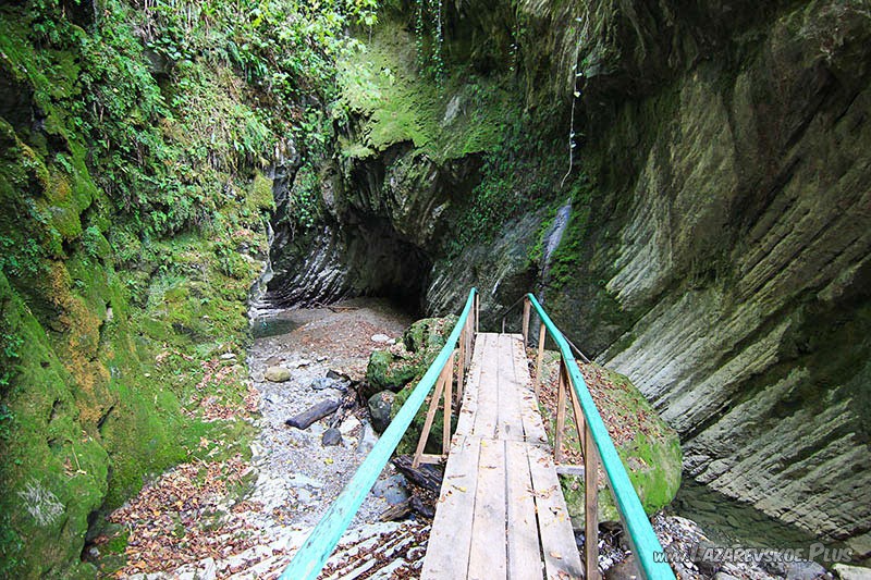 Тропа приводит к концу каньона.