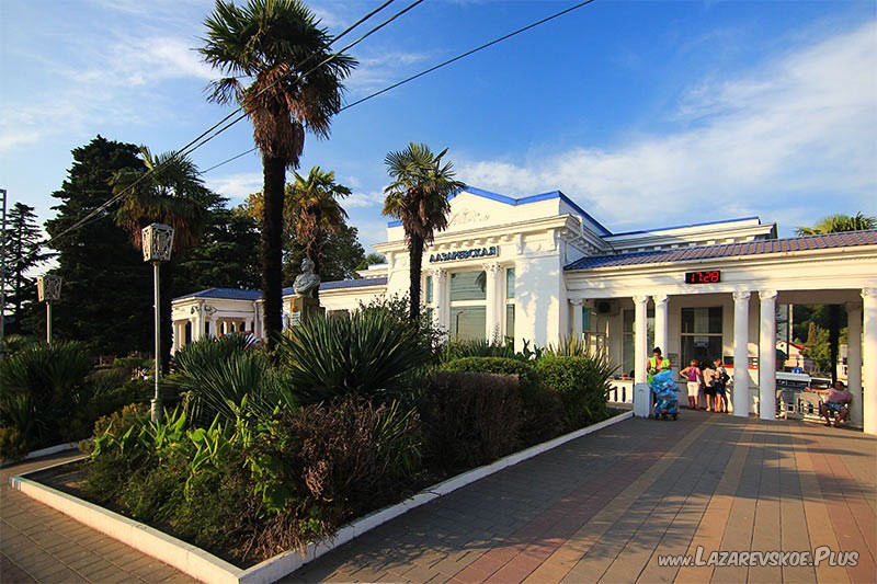 Здание жд вокзала и памятник Лазареву