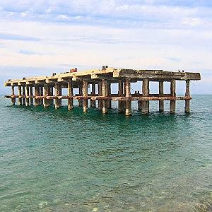 Разрушенный пирс судоверфи