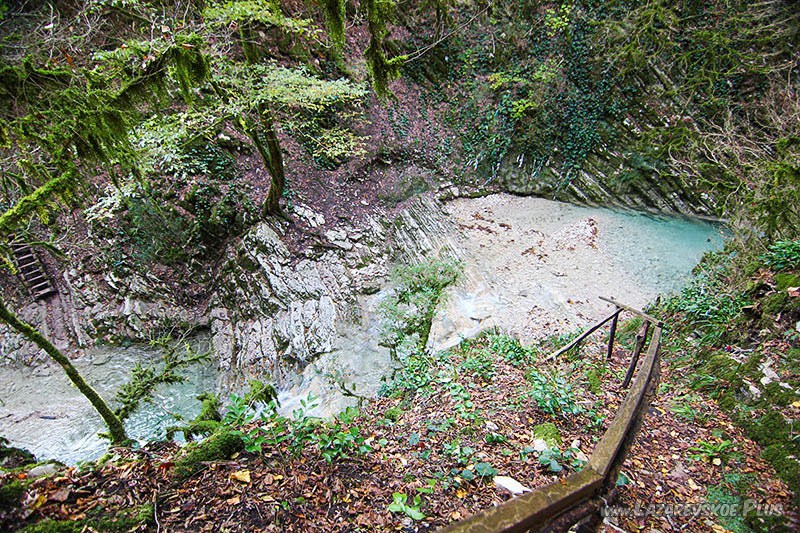 Вид на купель с водоскатом и купель водопада Ласковый.