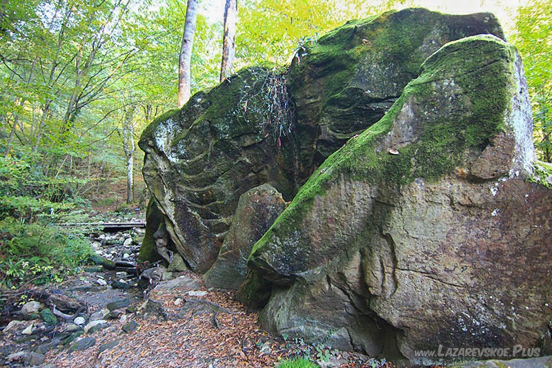 Первая часть правой стороны дольмена.