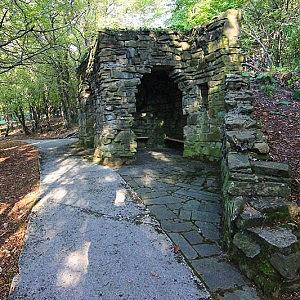 Каменная беседка