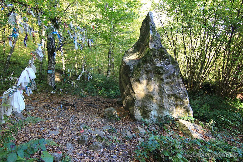 Лунный камень в Свирском ущелье.