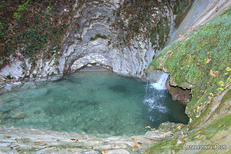 Вид водопада сбоку.