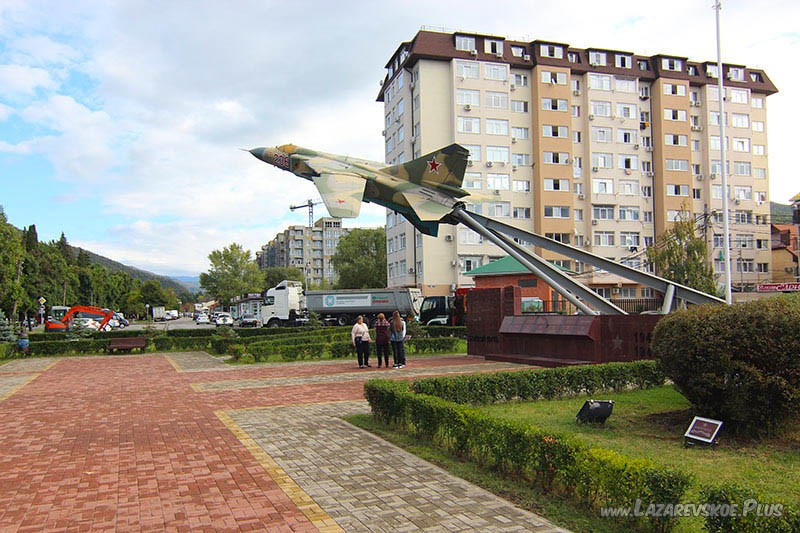 Сквер и памятник авиаторам времён ВОВ.