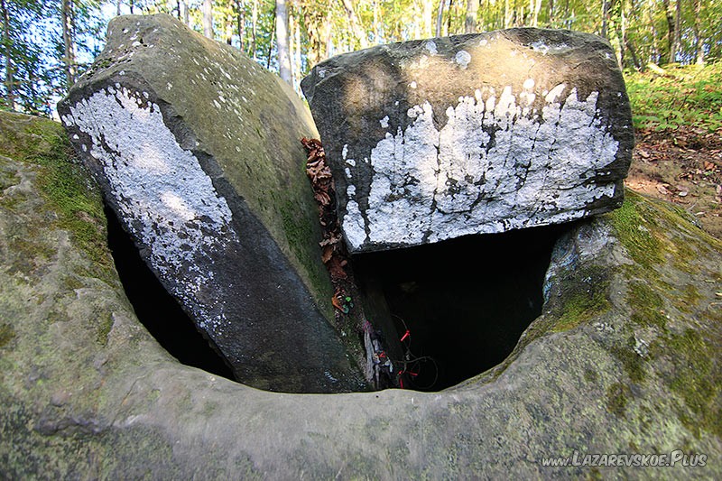 Крышка дольмена расколота и одна её часть упала внутрь.