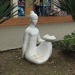 Скульптура девушки