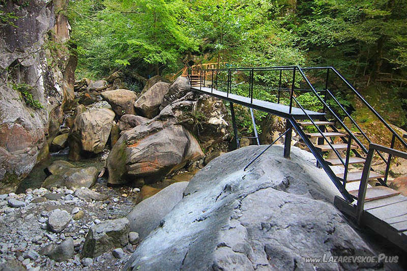 Переход через завал.