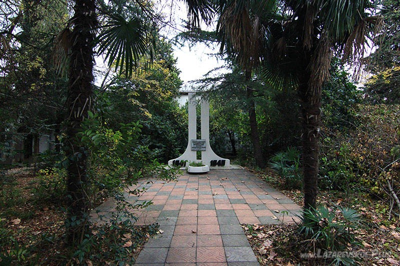 Памятник на территории судоверфи.