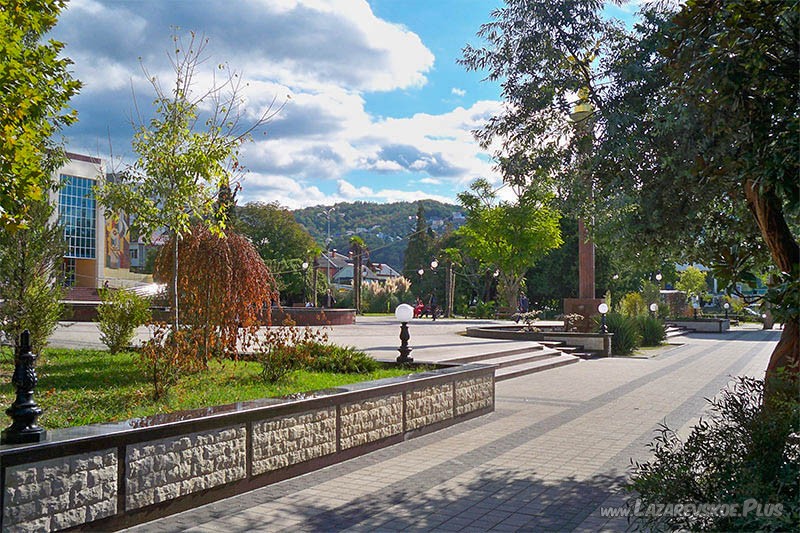 Сквер и площадь у ЦНК, Лазаревское
