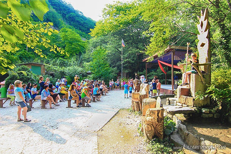 Детское представление и трон Берендея