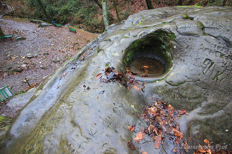 Верхняя часть дольмена над камерой. Полукруглое углубление и длинная борозда.