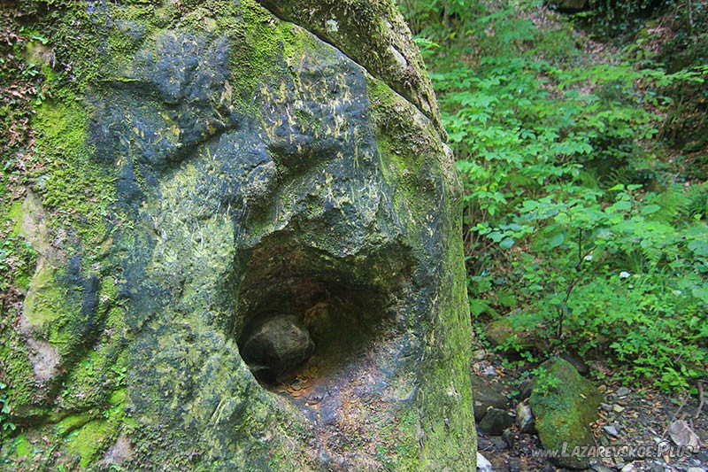 Углубление с камнем и пропил в задней части дольмена.