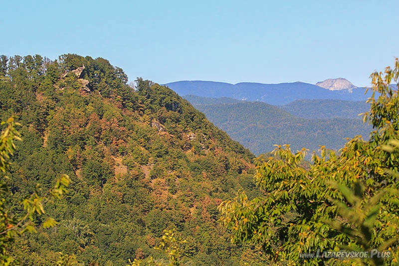 Вид на скалу Тёщин нос и горы.