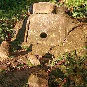 Дольмен с менгирами