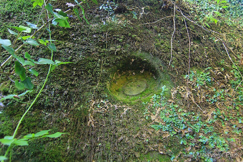 Идеально круглый отпечаток с кругом внутри на юго-восточной стене.