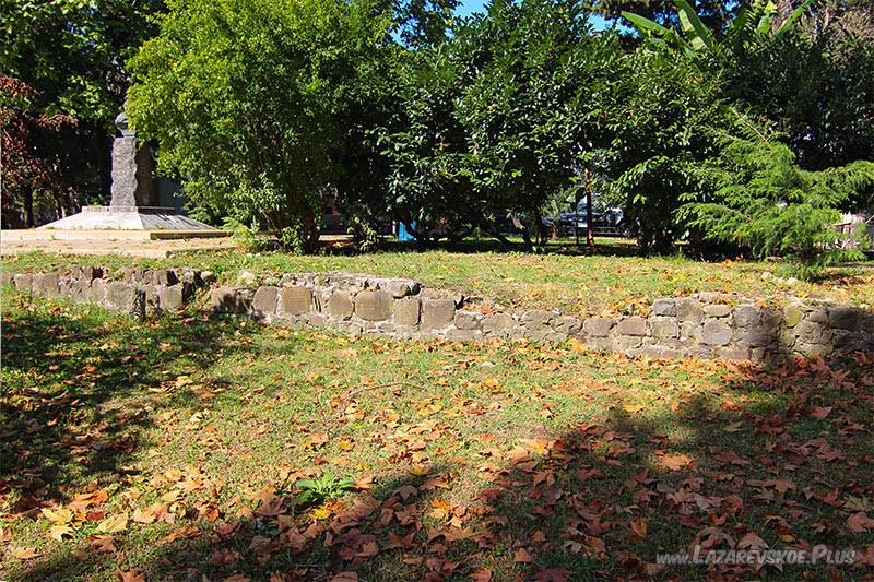 Остатки каменной стены Лазаревского форта. Посёлок Лазаревское.