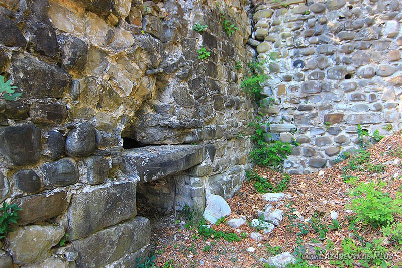 Лаз в стене крепости.