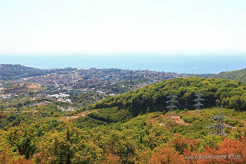Вид на Лазаревское с Лысой горы.