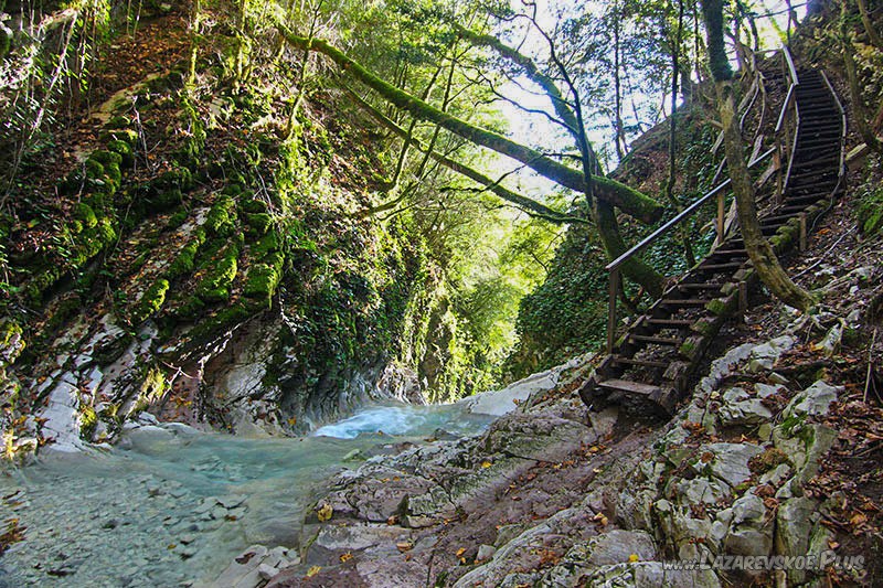 Спуск к водопаду Нежный.