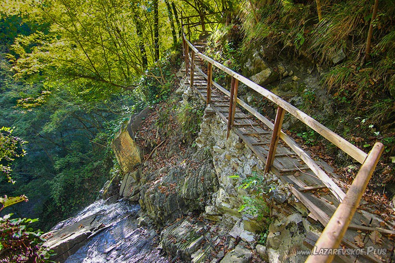 Водопад борода Берендея. Площадка наверху.