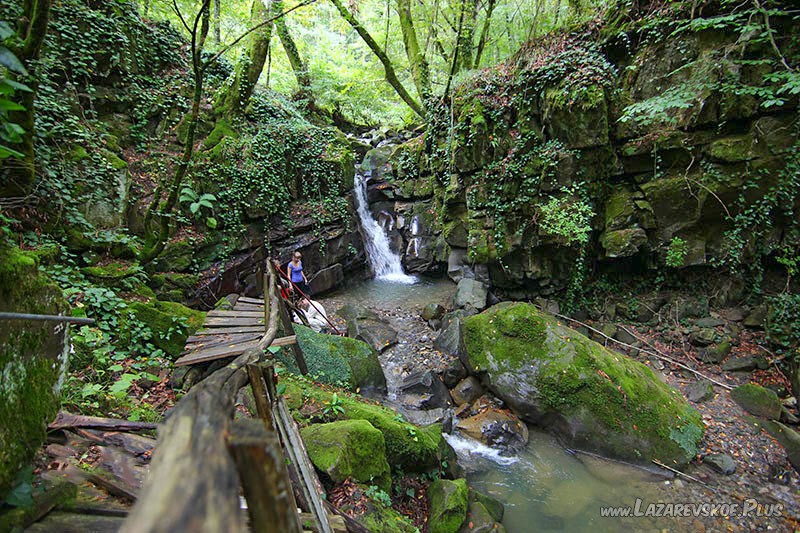 Спуск к водопаду.