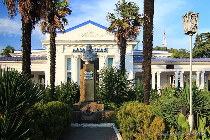 Памятник Михаилу Петровичу Лазареву.