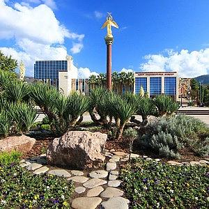 Площадь и сквер у ЦНК